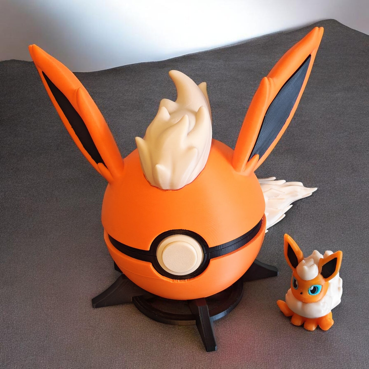 🌟 3D Printed Flareon Pokéball with Stand & Mini Flareon Figure – Opening Pokéball for Collectors & Fans 🌟