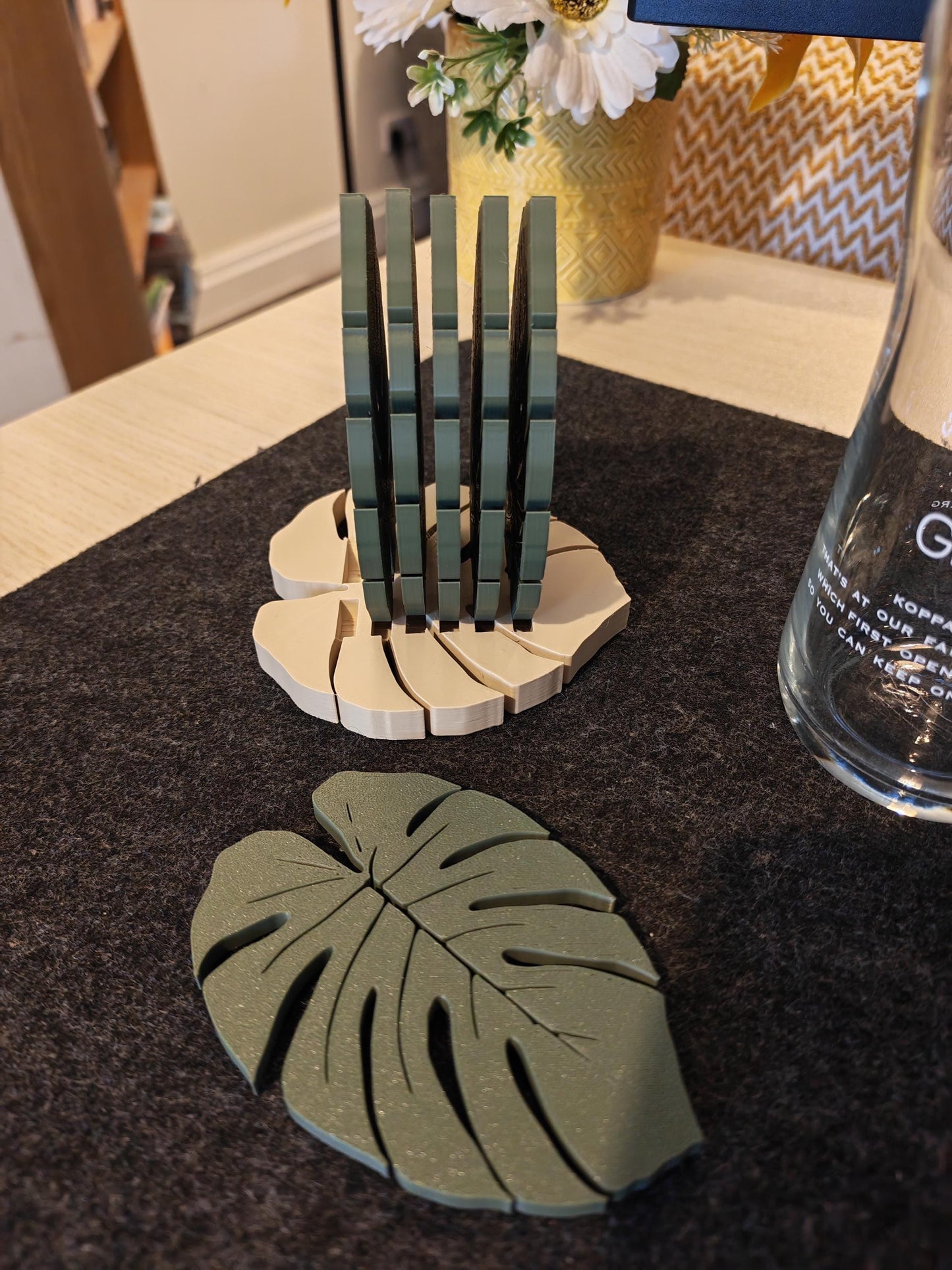 Monstera Leaf Coaster Set β 3D Printed, Vibrant, Modern Jungle Vibes β 6-Piece with Base Holder for cold drinks