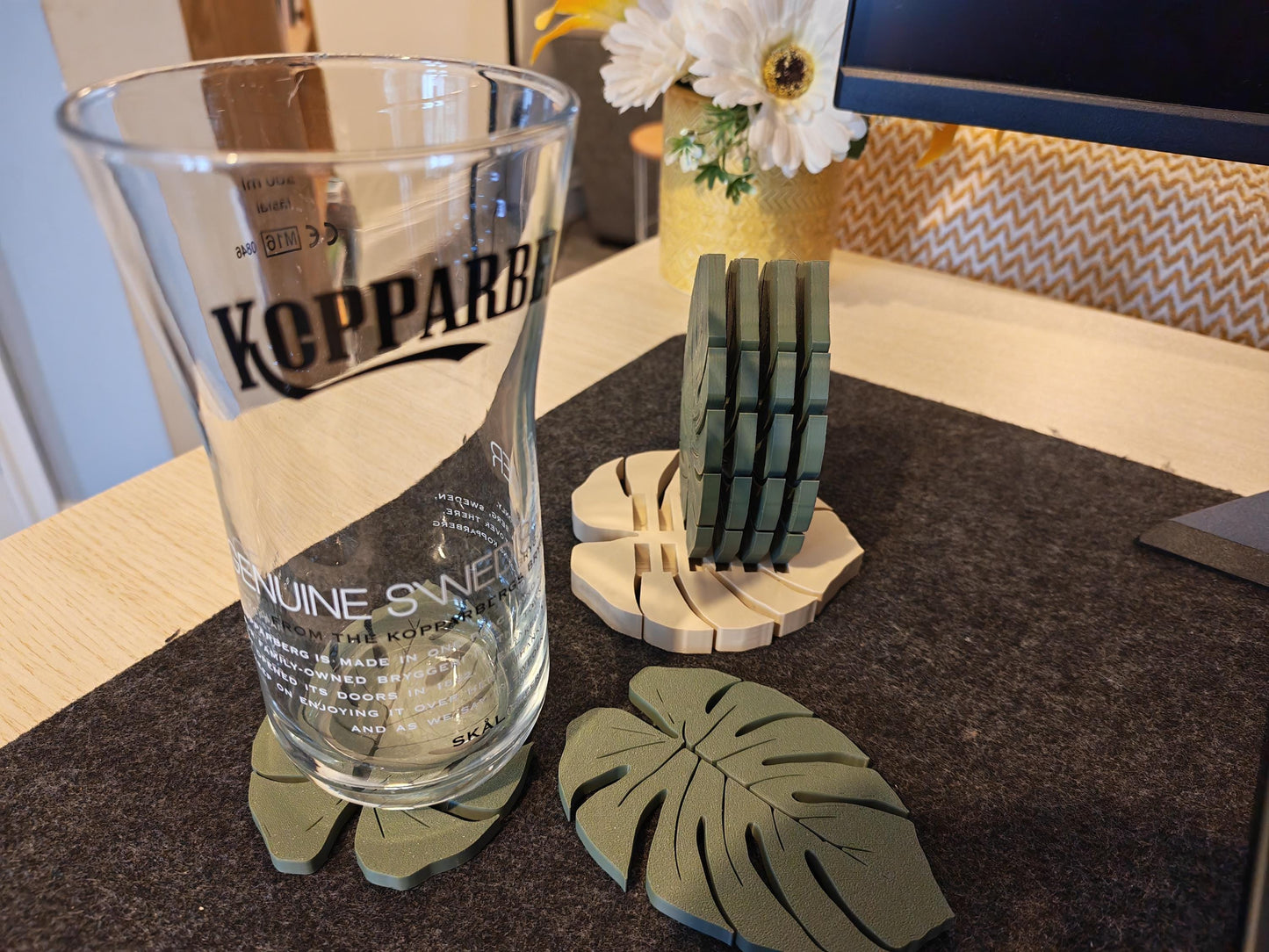 Monstera Leaf Coaster Set β 3D Printed, Vibrant, Modern Jungle Vibes β 6-Piece with Base Holder for cold drinks