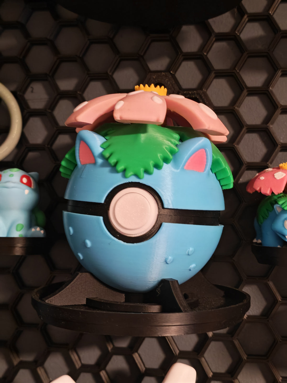 🌟 3D Printed  Venusaur Pokéball with Stand & Mini  Venusaur Figure – Opening Pokéball for Collectors & Fans 🌟