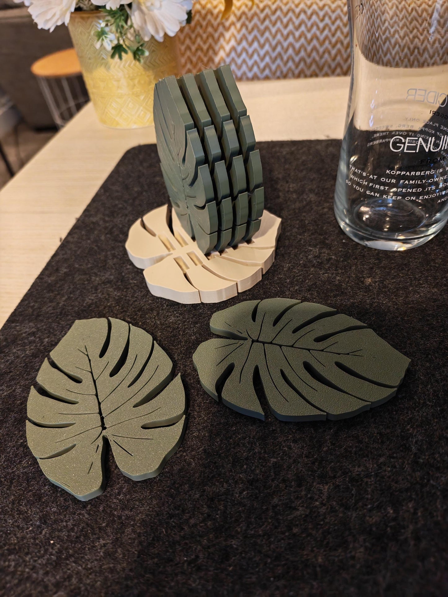 Monstera Leaf Coaster Set – 3D Printed, Vibrant, Modern Jungle Vibes – 6-Piece with Base Holder for cold drinks