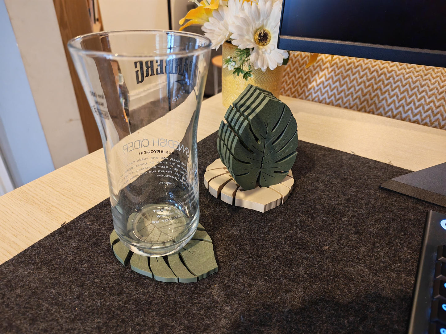 Monstera Leaf Coaster Set – 3D Printed, Vibrant, Modern Jungle Vibes – 6-Piece with Base Holder for cold drinks